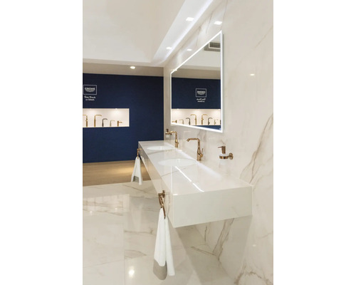 Modernes Badezimmer mit Doppelwaschbecken, beleuchtetem Spiegel und Armaturen