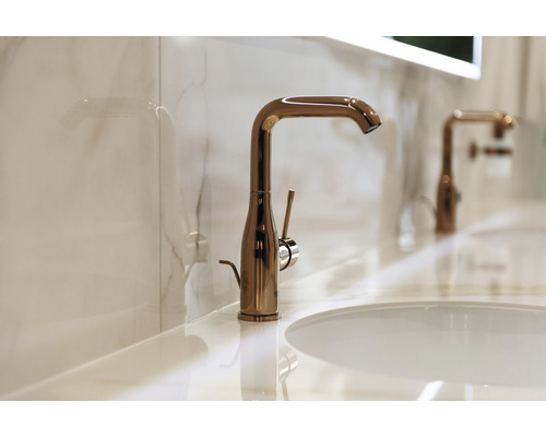 Nahaufnahme einer Waschtischarmatur im Badezimmer.