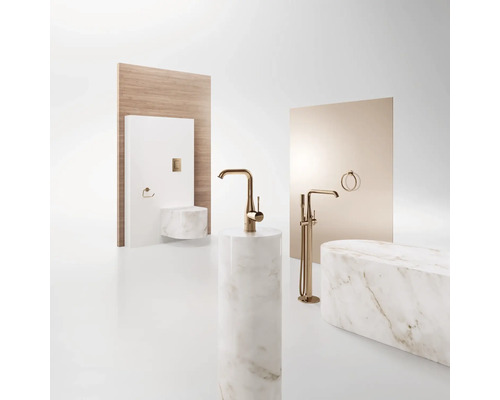 Badezimmerausstattung mit Waschbecken, Armatur und Accessoires auf Marmorsockeln