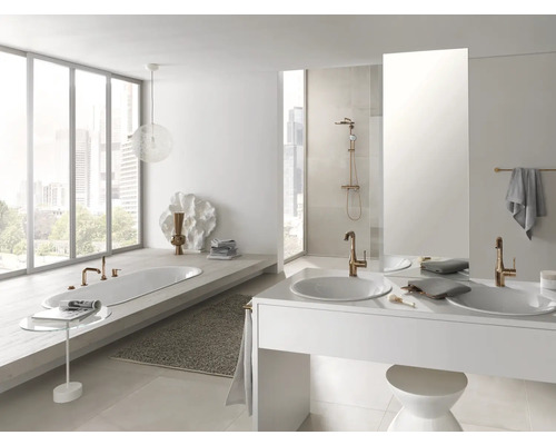 Helles Badezimmer mit Badewanne, Waschtisch mit zwei Waschbecken, Spiegel und Fensterfront