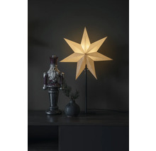 Dekoratives Arrangement mit Nussknackerfigur, Tannenzweigvase und Papiersternleuchte auf einem Schrank