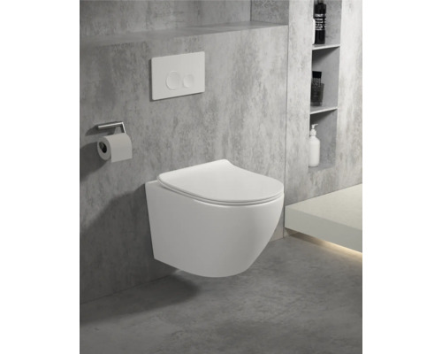 Wandhängendes Tiefspül-WC im modernen Badezimmer mit Betätigungsplatte