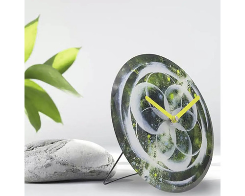 Dekorative Tischuhr mit abstraktem Muster und gelben Zeigern