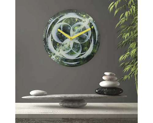 Dekorative Wanduhr mit abstraktem Muster und gelben Zeigern