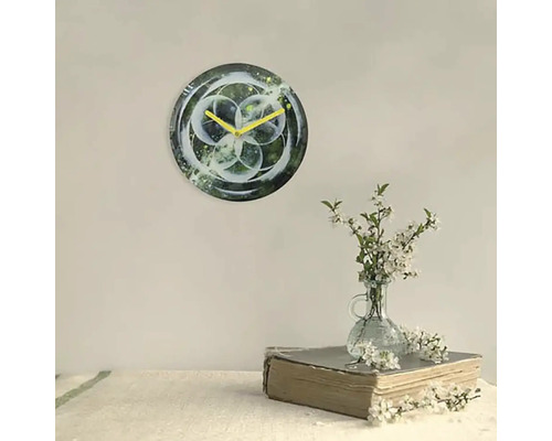 Dekorative Wanduhr mit abstraktem Design im Wohnzimmer