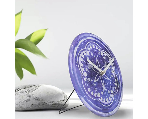 Dekorative Tischuhr mit Muster auf einem Ständer