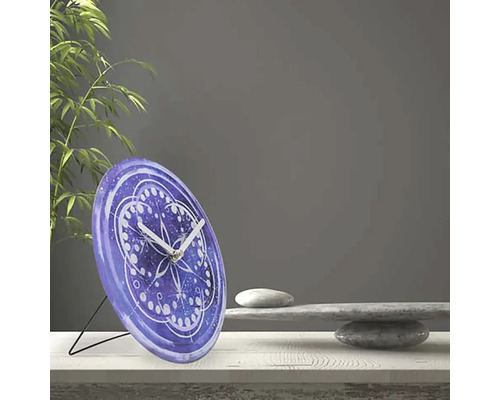 Dekorative Tischuhr mit Muster auf einem Tisch