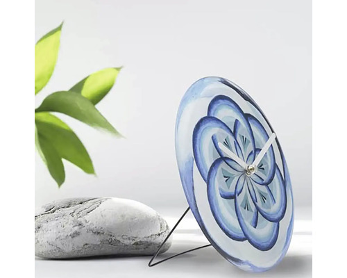 Dekorative Tischuhr mit floralem Muster