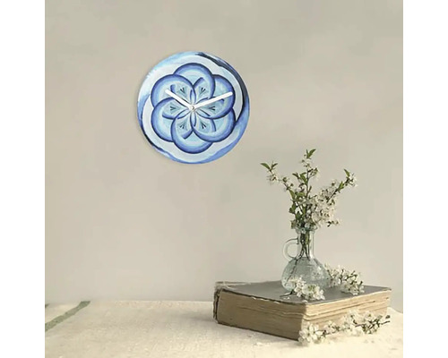 Dekorative Wanduhr mit Blumenmuster im Wohnzimmer