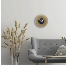Wohnzimmer mit grauer Couch, Tisch, Blumenvase und runder Wanduhr
