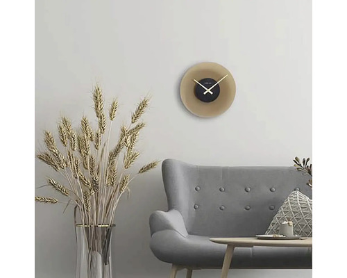 Wohnzimmer mit grauer Couch, Tisch, Blumenvase und runder Wanduhr