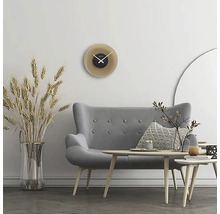 Wohnzimmer mit grauer Couch, Tisch und Wanduhr
