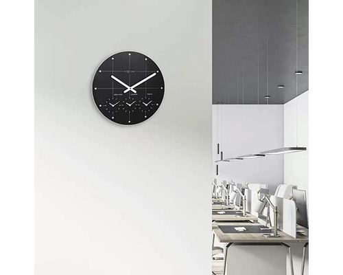 Wanduhr mit Weltzeitfunktion im Büroraum