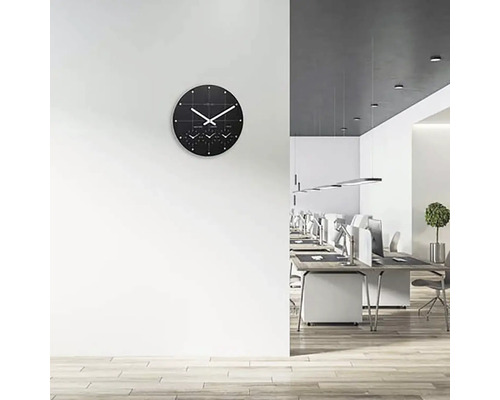 Büro mit einer Wanduhr, die mehrere Zeitzonen anzeigt, und Schreibtischen