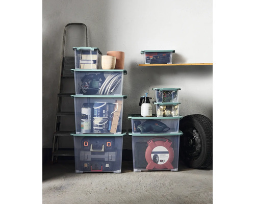 Stauraum mit gestapelten Aufbewahrungsboxen mit Deckel im Innenraum