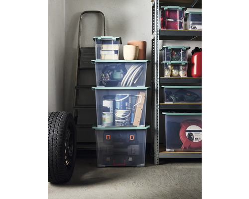 Aufbewahrungsboxen mit Deckel im Lagerraum mit Werkzeugen und verschiedenen Gegenständen.