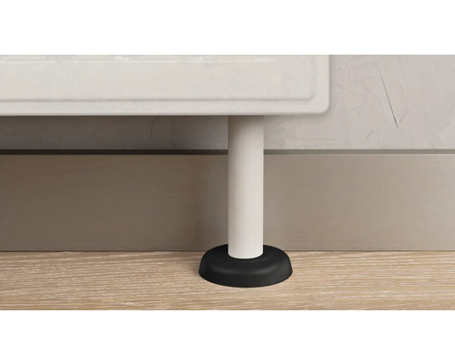 Detailansicht eines Waschbeckens mit einem Bein und einem Fuß