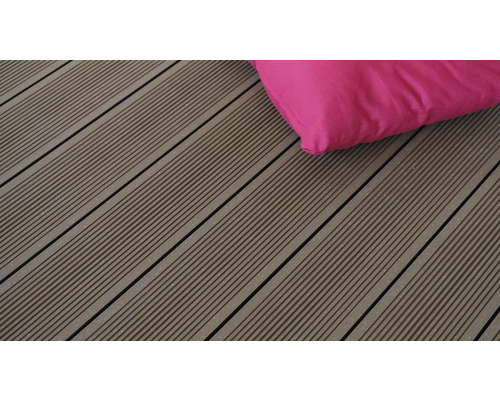 Terrassendielen mit Rillenstruktur und Kissen