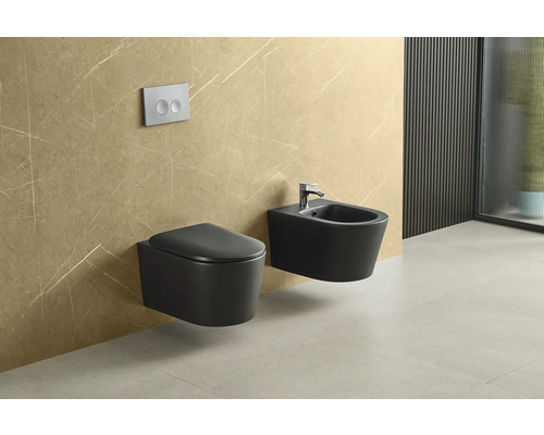 Wandhängende Toilette und Bidet in einem modernen Badezimmer