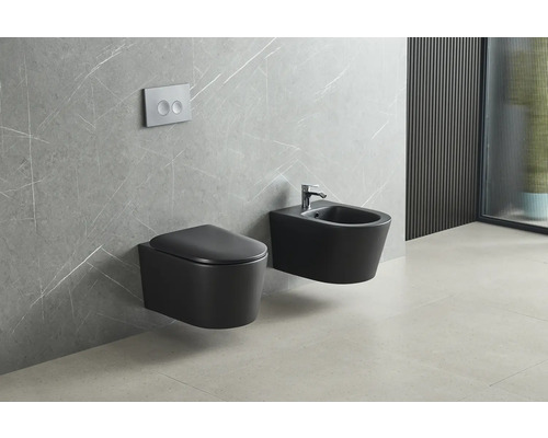 Wandhängendes WC und Bidet in einem modern gestalteten Badezimmer.