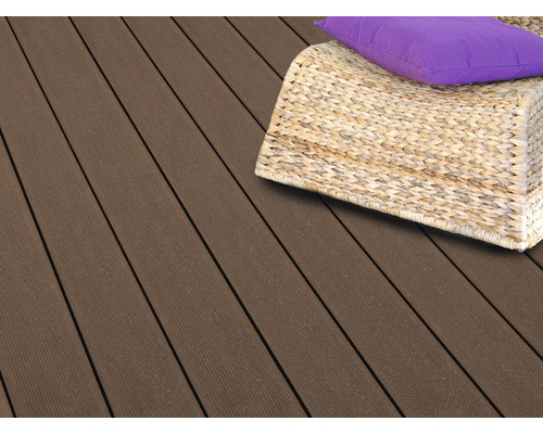 Terrassendielen aus Holzverbundwerkstoff mit Sitzgelegenheit und Kissen