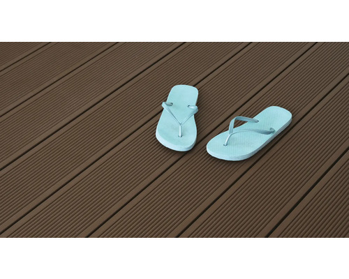 Paar Flip-Flops auf Holzterrasse