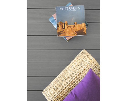 Terrassendielen mit Dekoration: Bücherstapel und Korb mit Kissen