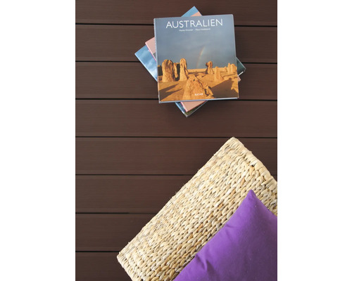 Terrassendielen mit Buch und Kissen