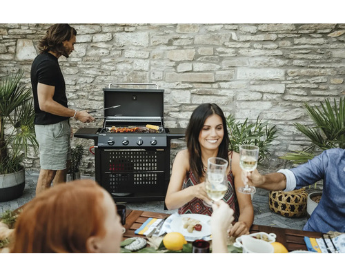 Personen beim Grillen mit einem Gasgrill im Freien