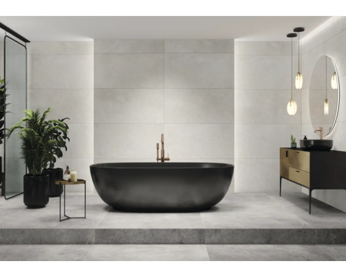 Badezimmer mit Badewanne, Waschtisch, Spiegel und Fliesen