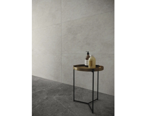 Helles Badezimmer mit Wandfliesen und kleinem Beistelltisch