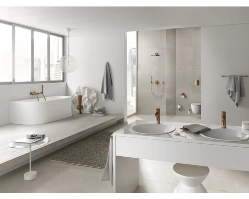 Helles Badezimmer mit Badewanne, Doppelwaschtisch und Dusche