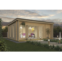 Modernes Gartenhaus aus Holz mit Fenstern und Doppeltür in gepflegtem Garten