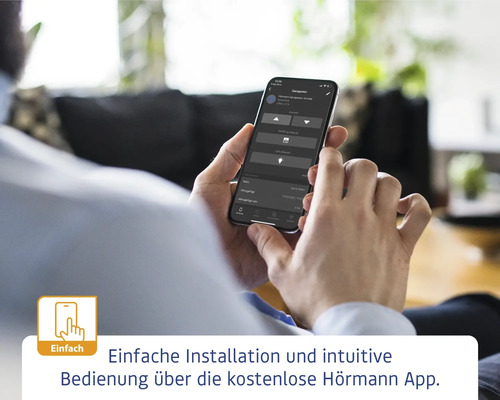 Ein Mann bedient die Hörmann App auf seinem Smartphone.
