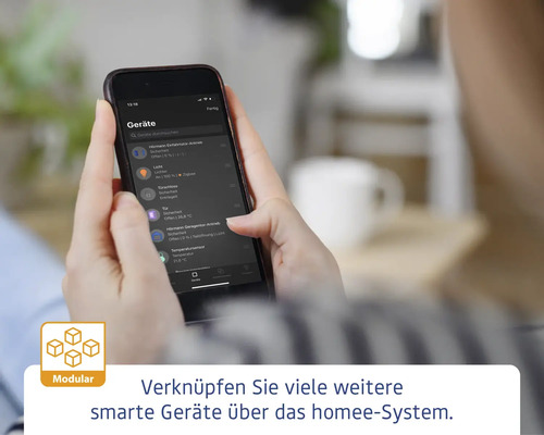 Eine Person hält ein Smartphone mit der Homee App zur Steuerung von Smart Home Geräten. Modular Logo.