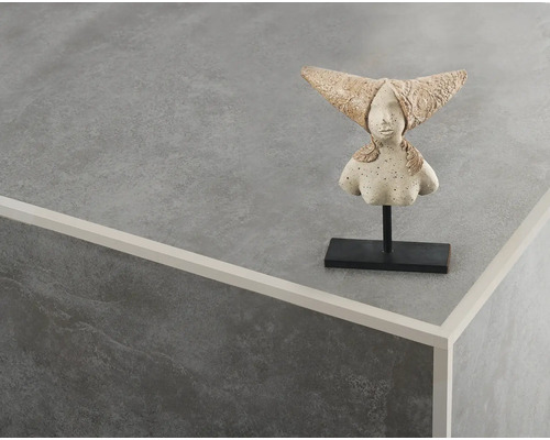 Dekorative Frauenbüste auf Steintisch