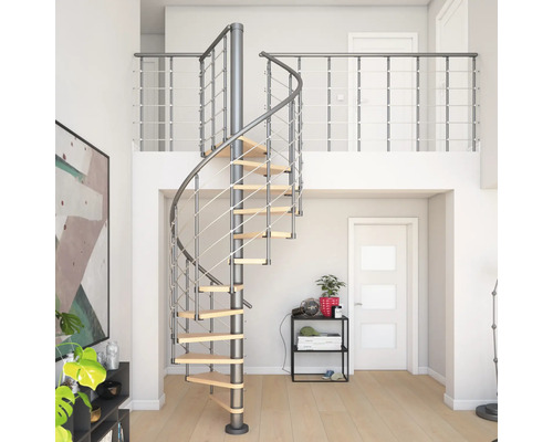 Pertura Spindeltreppe Koralia Buche Leimholz Ø 160 cm Grau 15 Stufen 16 Steigungen Wendeltreppe aus Metall und Holz in einem hellen Wohnraum
