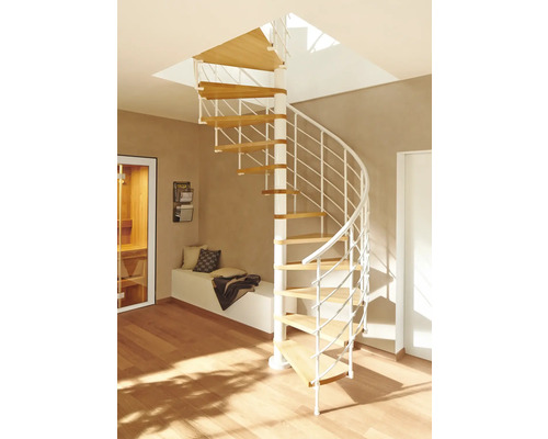 Wendeltreppe mit Holzstufen und weißem Geländer in einem hellen Raum.