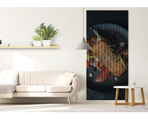 Wohnzimmer mit Sofa, Beistelltisch, Regal mit Pflanzen und Wandpaneel mit Speisemotiv.