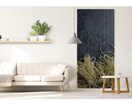 Wohnzimmer mit Paneelwand in Streifenoptik, Sofa und Beistelltisch