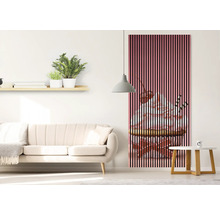 Wohnzimmer mit Sofa, Beistelltisch und Akustikpaneel mit Dessertmotiv