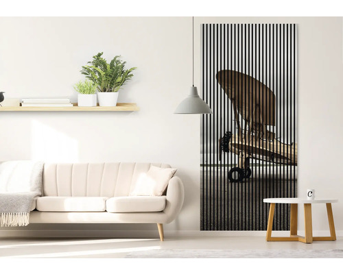 Wohnzimmer mit Sofa, Beistelltisch, Hängelampe und Wandbild mit Flugzeugmotiv