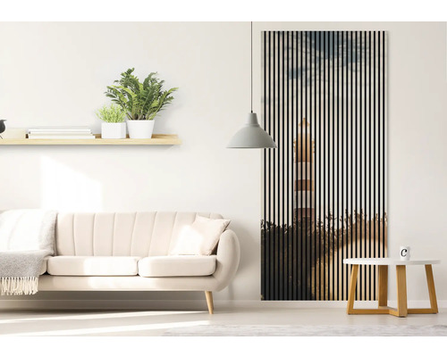 Wohnzimmer mit Sofa, Beistelltisch, Regal und Wandpaneel mit Leuchtturm-Motiv