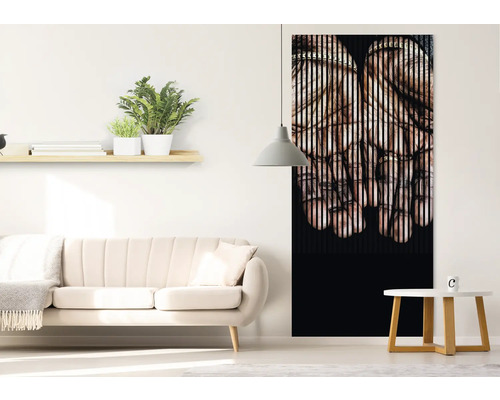 Modernes Wohnzimmer mit Sofa und Wandbild mit Hände-Motiv