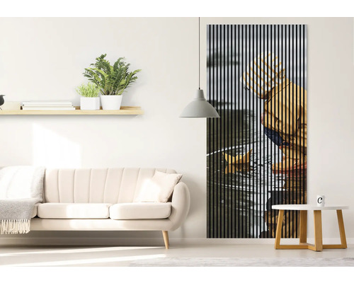 Wohnzimmer mit Sofa, Regal, Zimmerpflanzen, Tisch und einem Lamellenbild an der Wand