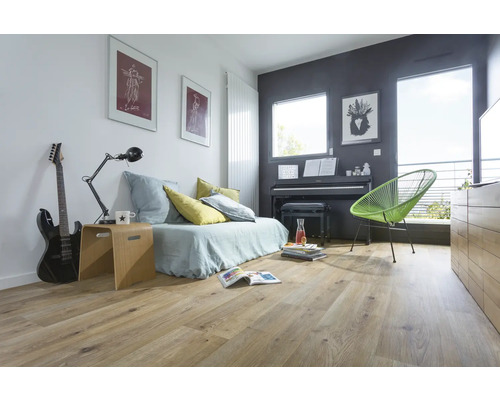 Wohnzimmer mit Sofa, E-Piano, Gitarre und Laminatboden