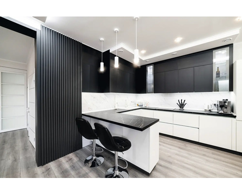 Moderne Küche mit schwarzen und weißen Schränken, einer Arbeitsplatte aus Marmor und zwei Barhockern.