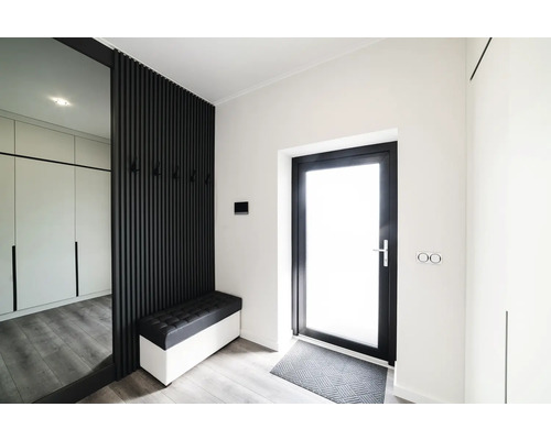 Eingangsbereich mit Garderobe, Bank und Spiegel