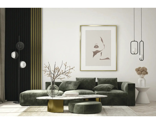 Wohnzimmer mit grünem Sofa, Couchtisch und Wandbild