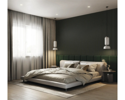 Schlafzimmer mit Bett, Vorhängen und Wandpaneelen